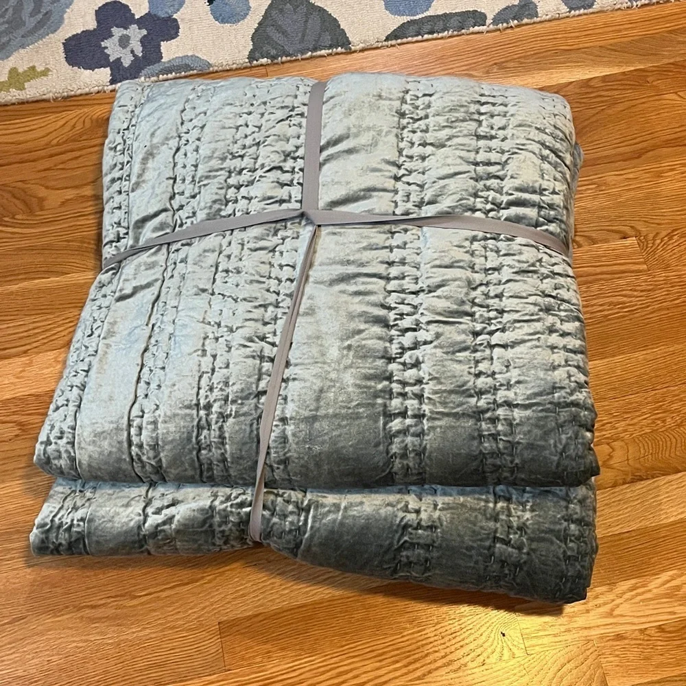 Anthropologie Lustered Velvet Alastair Quilt Size Queen NWT